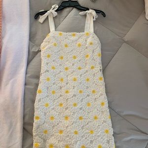 Adorable white daisy dress!